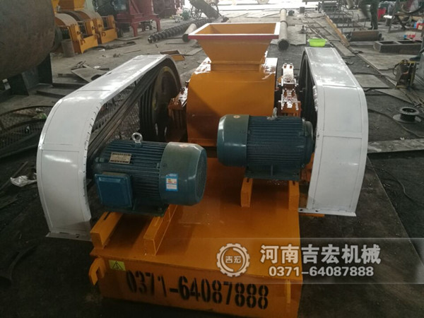 400&times;500雙齒輥破碎機(jī)發(fā)往廣東_破碎煤矸石