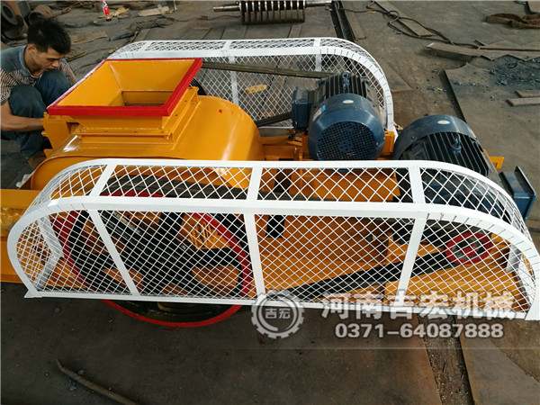 雙齒輥破碎機(jī)發(fā)往河北承德